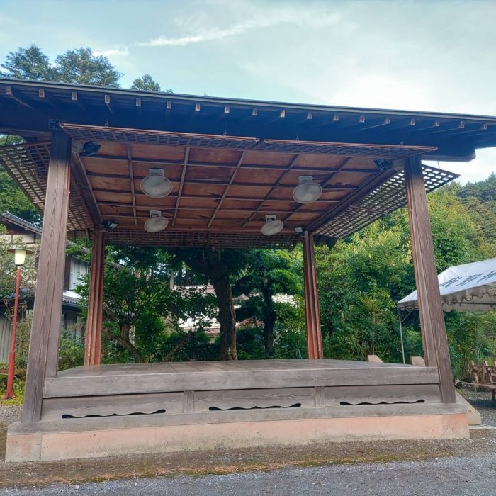 神社・神楽殿の天井に扇風機を設置