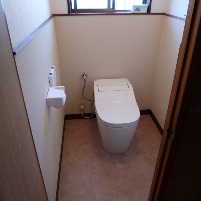 018 トイレのリフォーム。　タイル壁も壁紙に。