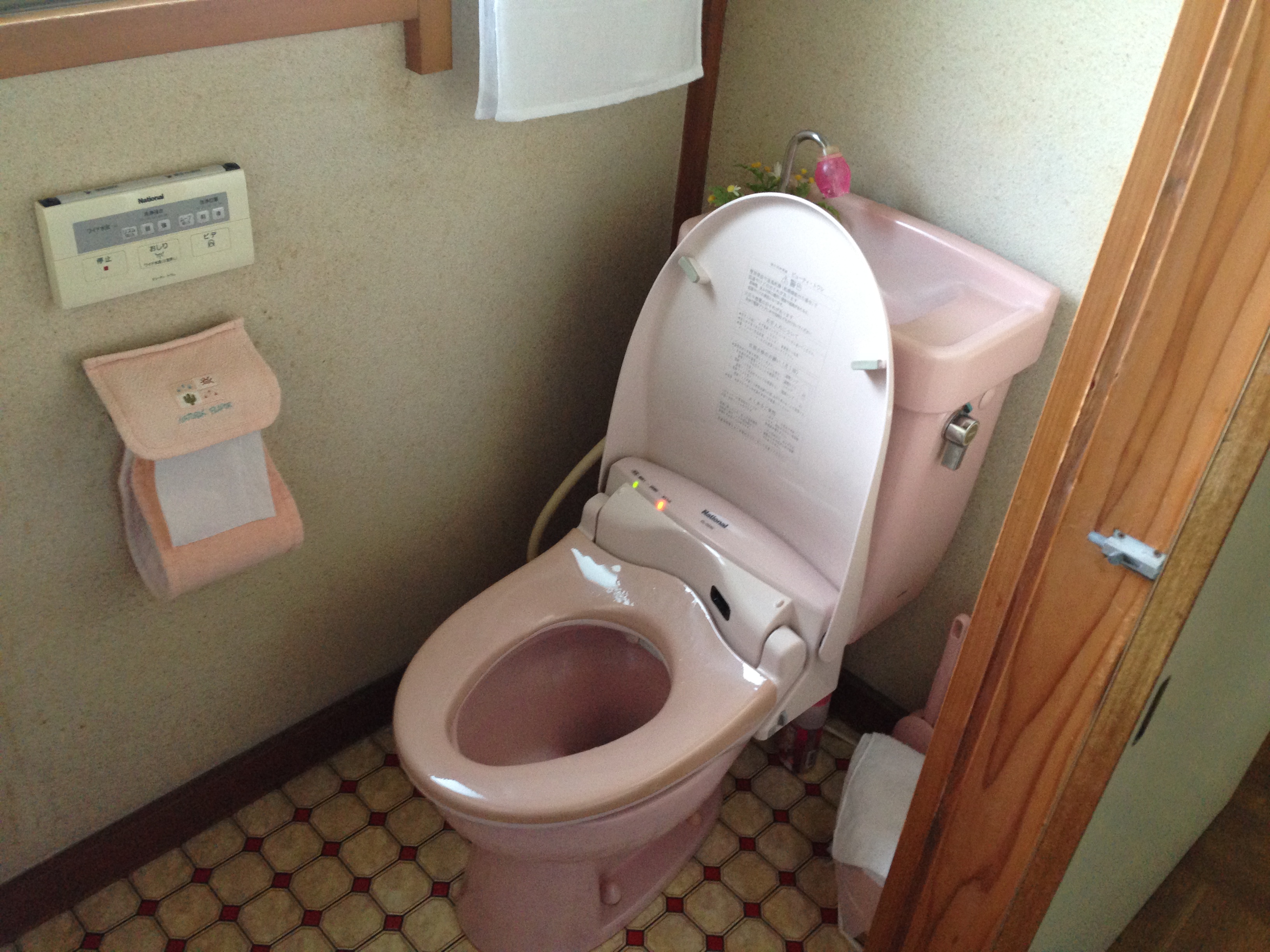 トイレをアラウーノに交換 砂壁も壁紙に 施工事例 株式会社 和田電機 ワダデンキ