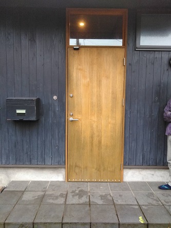 木製のおしゃれな玄関ドアを補修 リフォーム工事事例 株式会社 和田電機 ワダデンキ