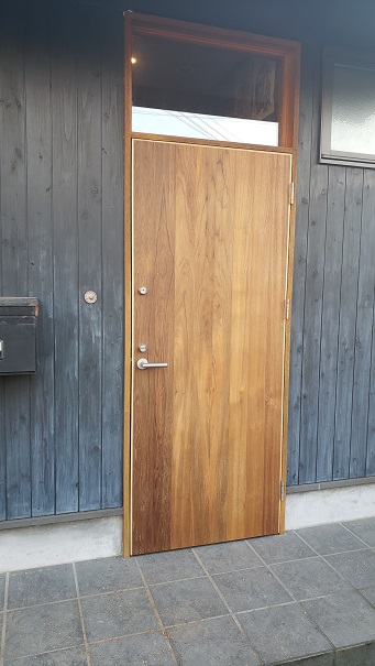 木製のおしゃれな玄関ドアを補修 リフォーム工事事例 株式会社 和田電機 ワダデンキ