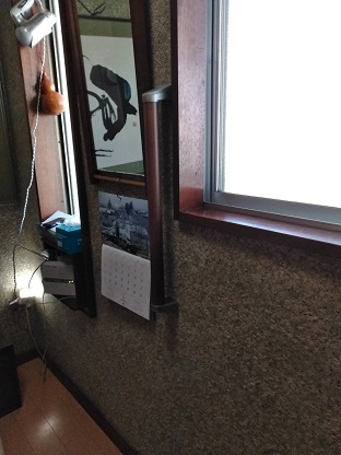 122 玄関の上がり框の横に昇降動作補助用の手すりを取り付けました。